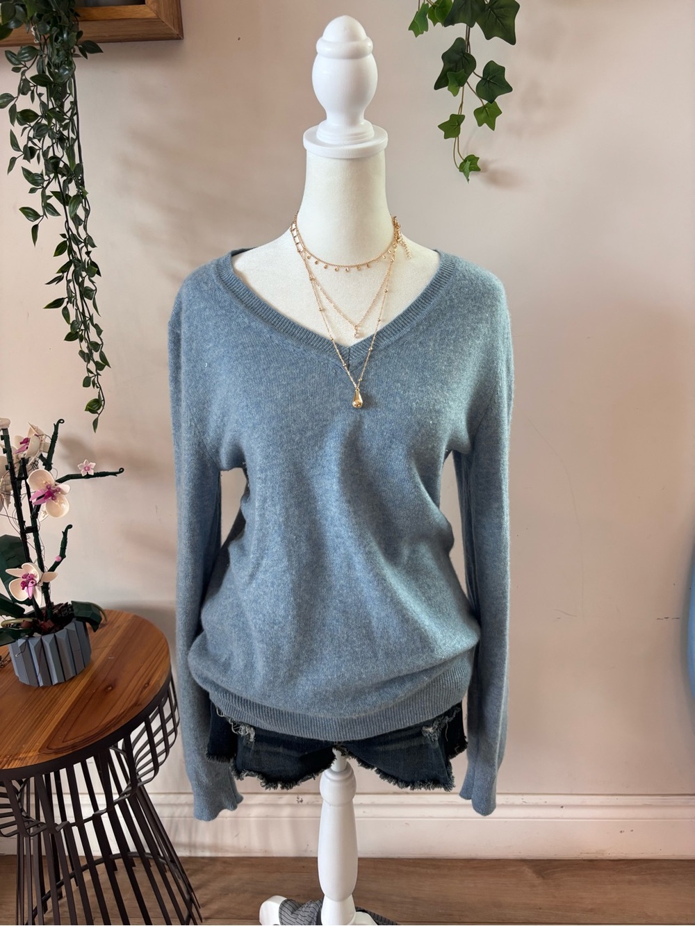 Tahari Soft V-Neck 100% cashmere Sweater in Dusty Blue
